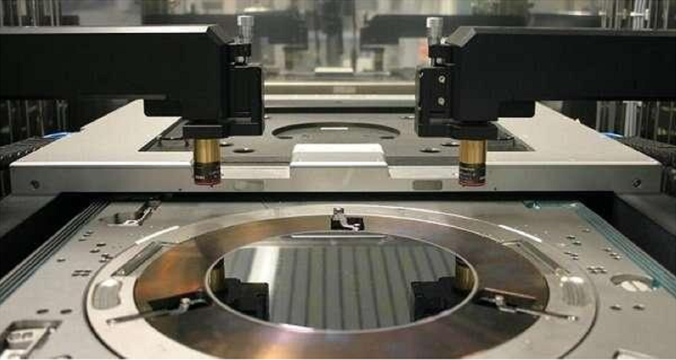 Vacuum compatible infrared heater
